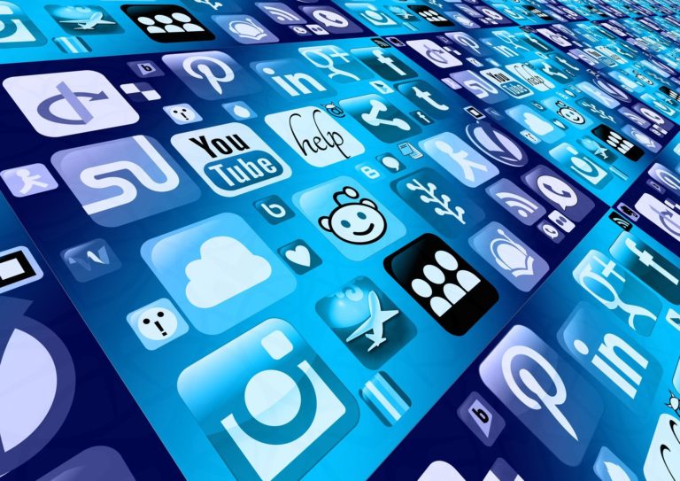 Zdjęcie przedstawia zestawienie ikonek prezentujacych rózne strony internetowe i aplikacje komputerowe, w kolorze niebieskim.