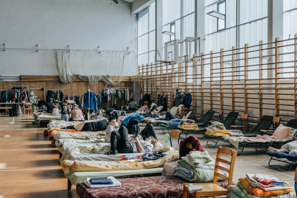 W szkole, na sali gimnastycznej, wolontariusze starają się stworzyć uchodźcom namiastkę domu // fot. Filip Śmigielski