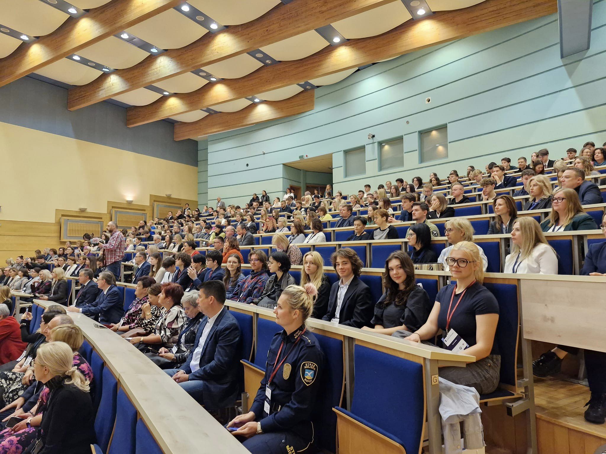 Na zdjęciu znajdują się uczetsnicy Kongresu Edukacji Prawnej, którzy siedzą na sali plenarnej.