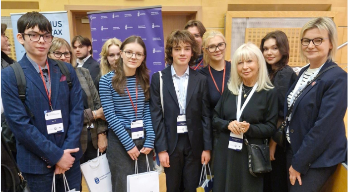 Na zdjęciu znajdują się uczestnicy 3. Kongresu Edukacji Prawnej w Gdańsku. Ubrani w różnokolorowe stroje.