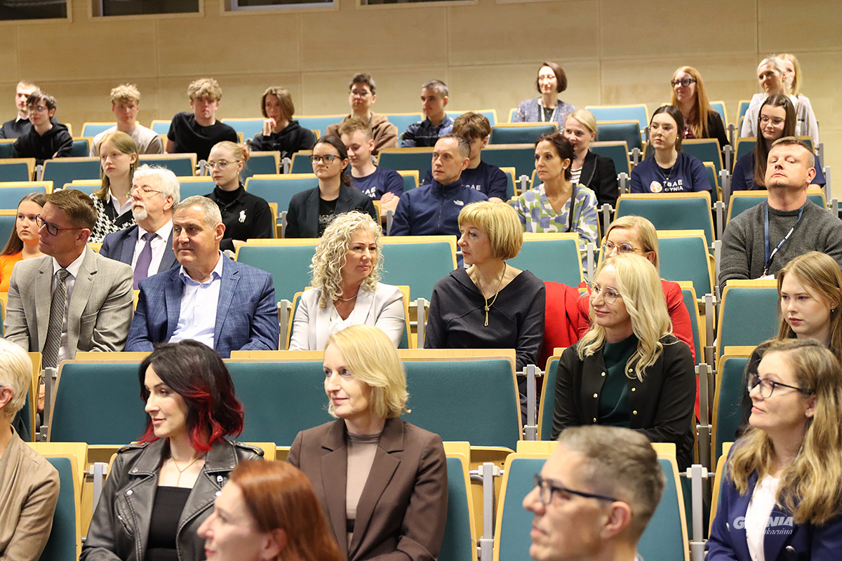 Uczestnicy i uczestniczki konferencji o Funduszach Europejskich.