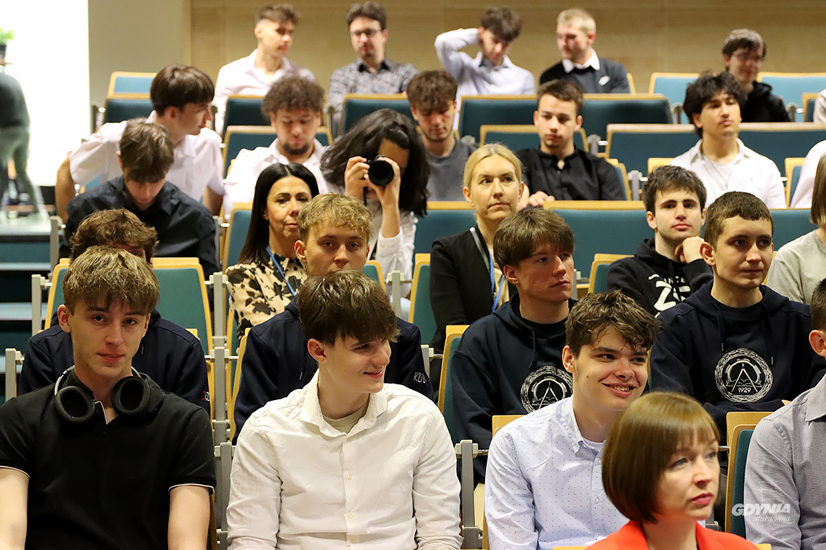 Uczestnicy i uczestniczki konferencji o Funduszach Europejskich.