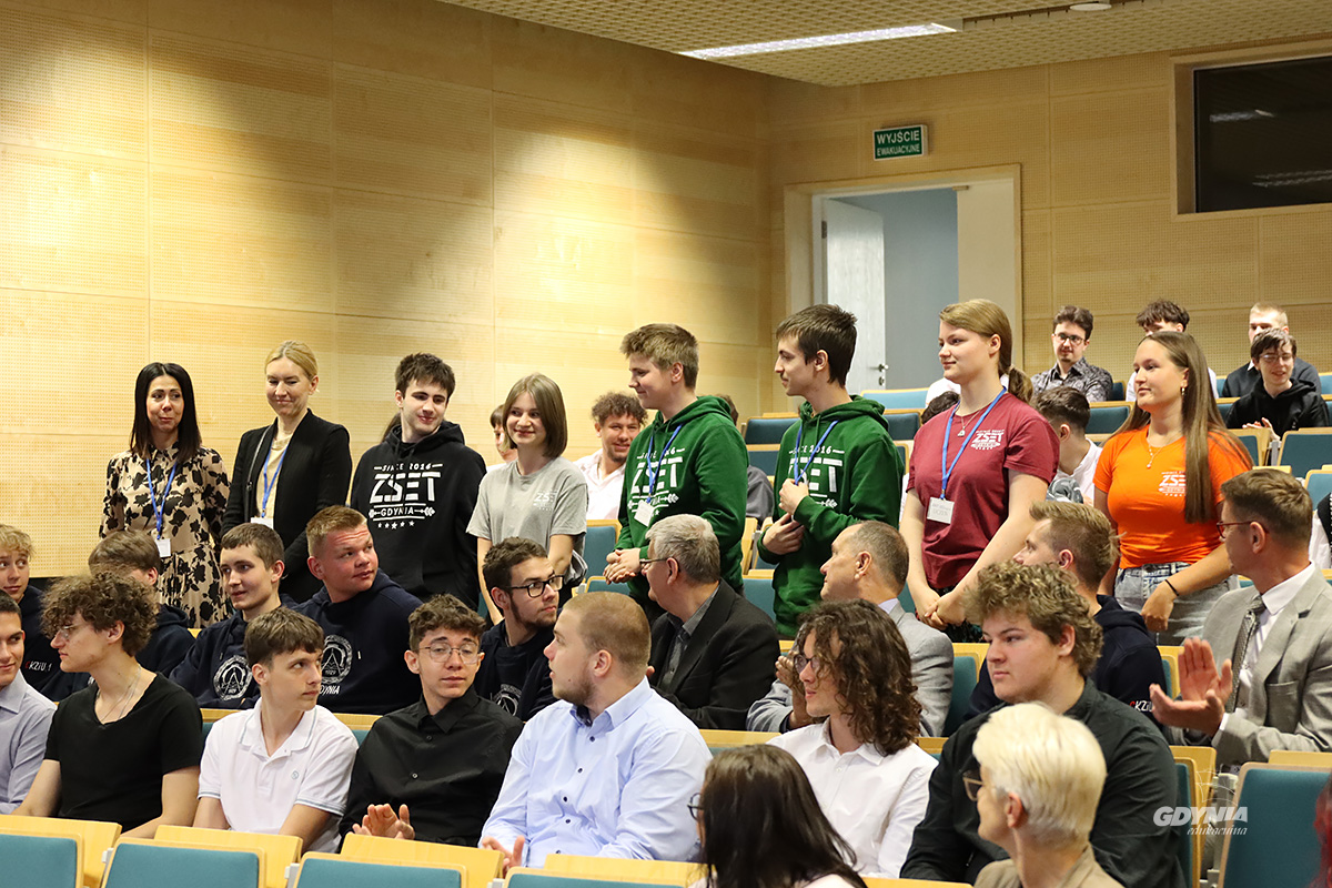 Uczestnicy i uczestniczki konferencji o Funduszach Europejskich.