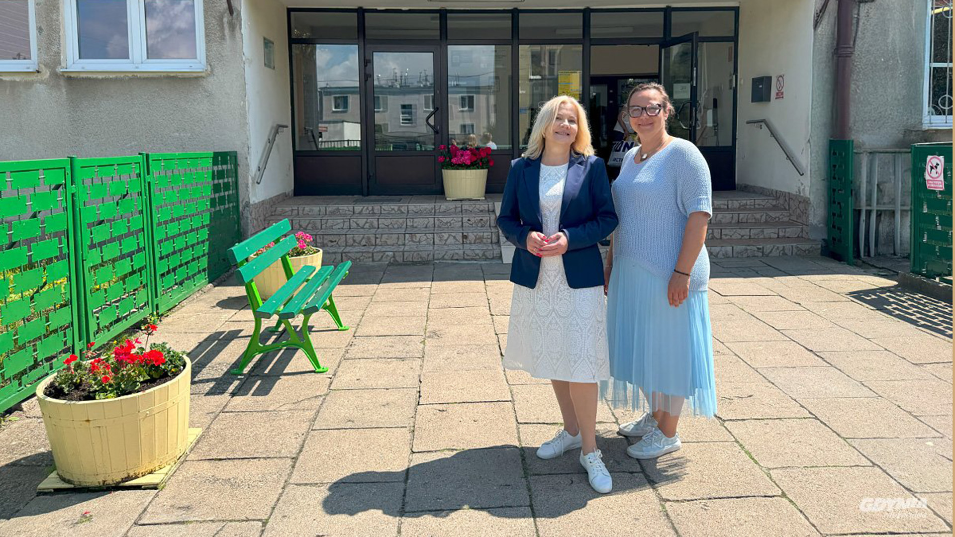 Renata Zamorowska, dyrektorka i Hanna Reiter, wychowawczyni zapraszają do klasy specjalnej I B w Szkole Podstawowej nr 23 w Gdyni (fot. Katarzyna Balcerzak)
