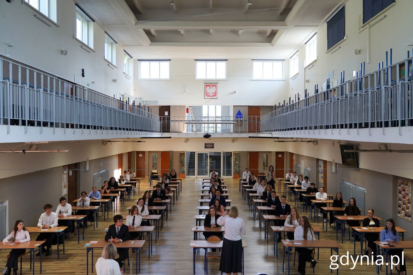 Gdyńscy maturzyści mogą zaliczyć egzamin dojrzałości do udanych – ich wyniki przekroczyły ogólnopolskie i wojewódzkie statystyki. Na zdjęciu maturzyści z X Liceum Ogólnokształcącego w Gdyni podczas majowych matur (fot. Magdalena Starnawska)