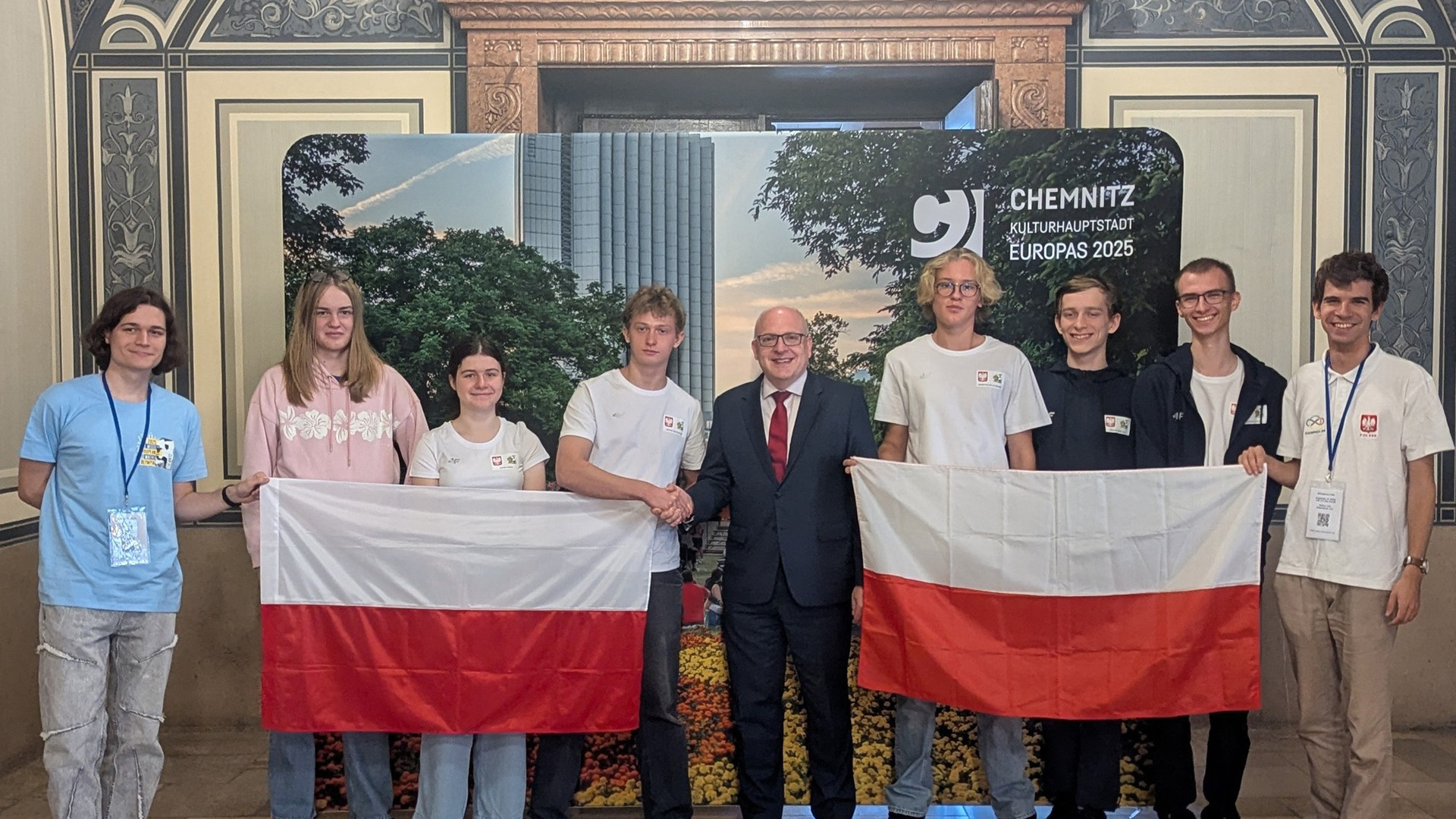 Polska drużyna przed XIX Środkowoeuropejską Olimpiadą Matematyczną. Czwarty od lewej: Antoni Nowosielski (fot. olimpiada.matematyczna)