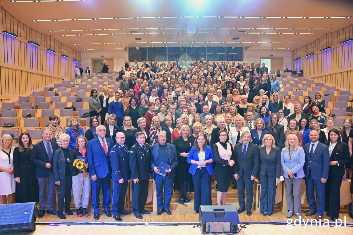 Zdjęcie grupowe gdyńskich samorządowców oraz nauczycieli z zeszłorocznych obchodów Dnia Edukacji Narodowej