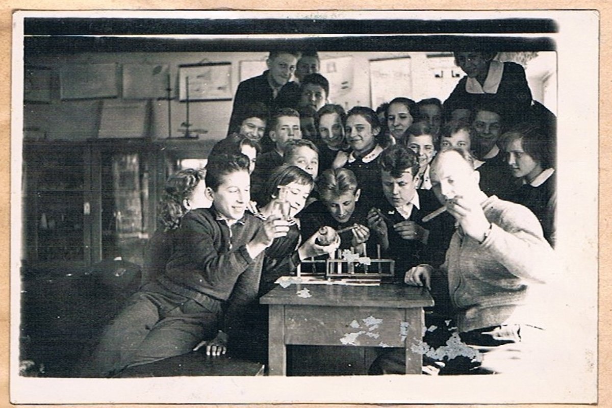 Klasa VII a na lekcji chemii z panem Wierzbickim w gabinecie fizycznym, Czerwiec 1959 roku (fot. archiwum SP nr 17)