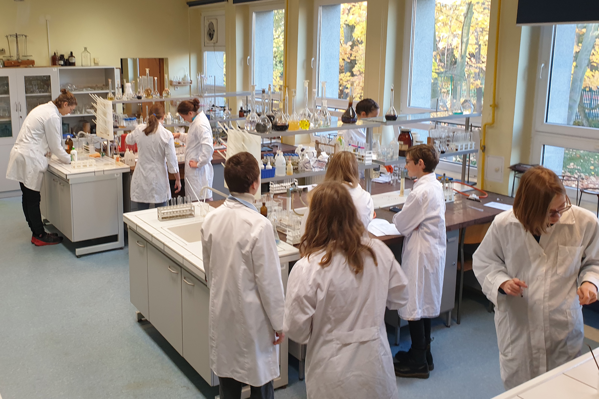 Pracownia chamiczna Justyny Raulin w III LO w Gdynia, na zdjęciu młodzież podczas zajęć koła chemicznego w 2021 r. (mat. arch. III LO)