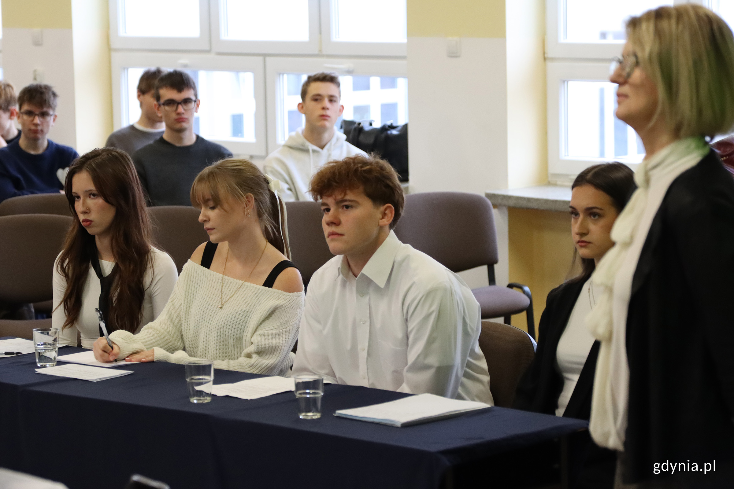 Debata Oksfordzka z tezą: „Szkoła częściej narusza prawa dziecka, niż je chroni”, na zdjęciu uczennice i uczeń klasy III A z IALO w Gdyni (fot. Katarzyna Balcerzak)