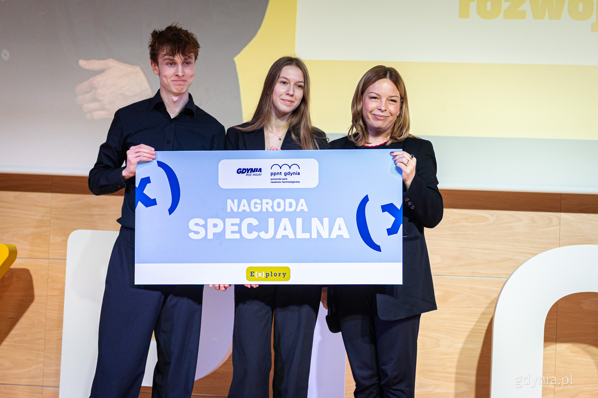 Laureaci nagrody specjalnej konkursu naukowego Explory, przyznawanej przez prezydent Gdyni, Tomasz Gerka i Laura Grafińska, na scenie z wiceprezydentką Gdyni Oktawią Gorzeńską (fot. Kamil Złoch)