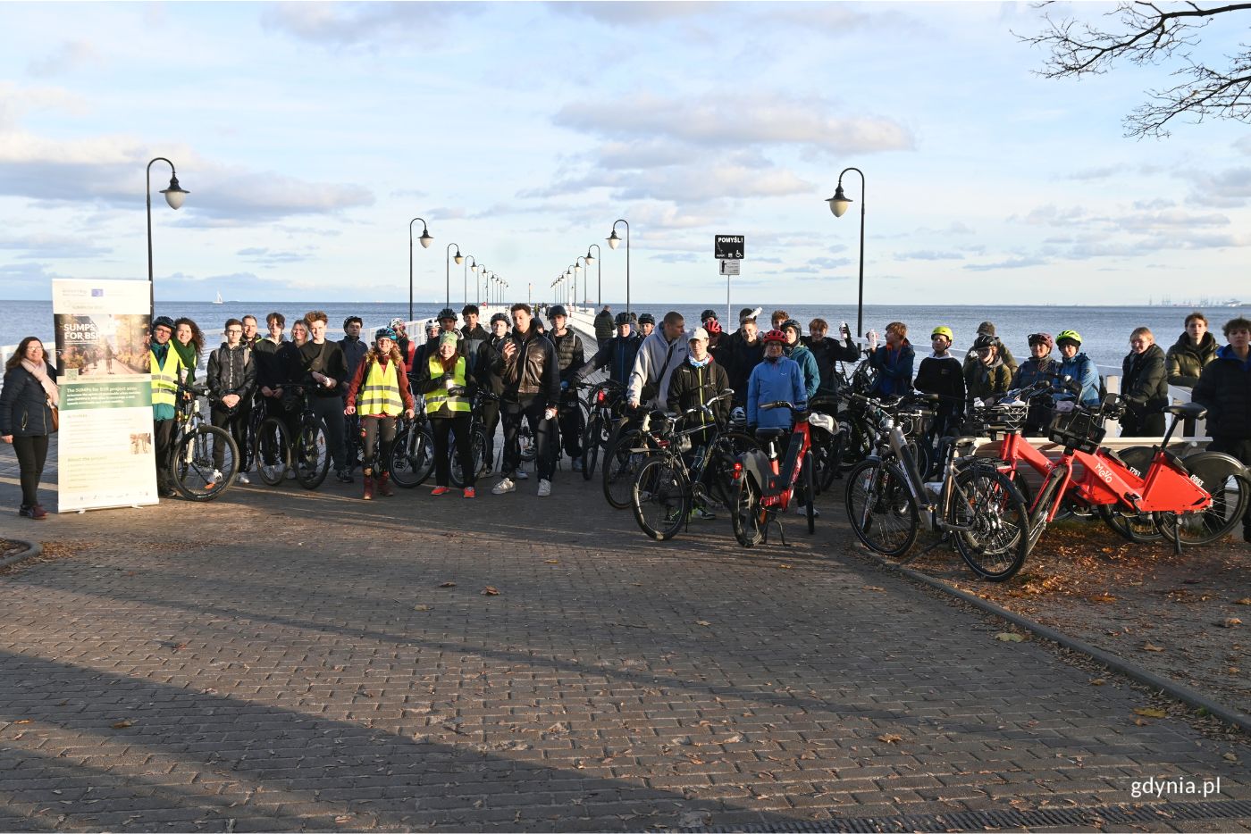 Rowerzyści przejechali ulicami Gdyni na molo w Orłowie (fot. Magdalena Starnawska)