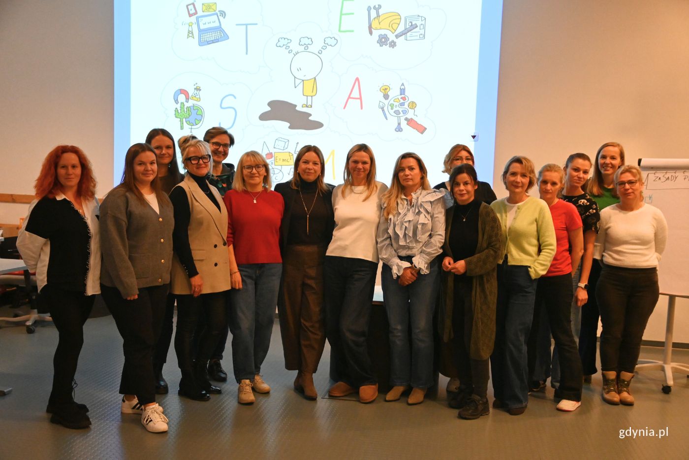 Uczestniczki warsztatów STEAM wraz z wiceprezydentką Oktawią Gorzeńską (fot. Magdalena Starnawska