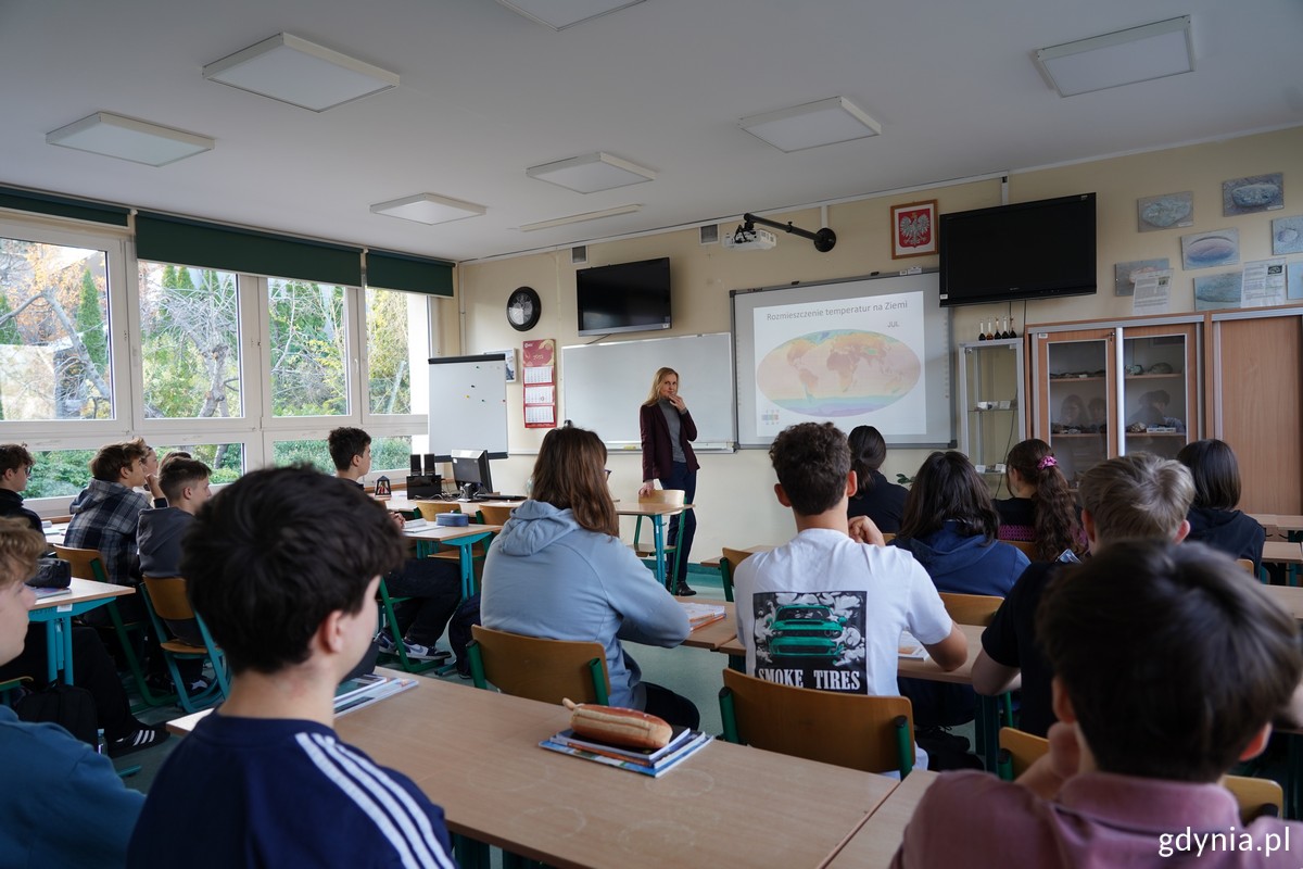 Iwona Kotowska podczas lekcji geografii (fot. Magda Śliżewska)
