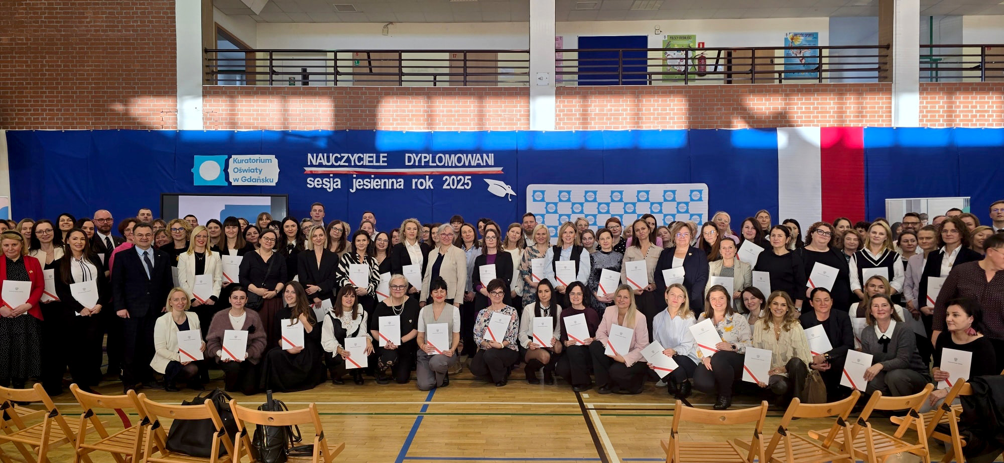 Uroczystość wręczenia aktów nadania stopnia awansu zawodowego nauczyciela dyplomowanego w SP 19 w Gdańsku. Na zdjęciu pomorski kurator oświaty Grzegorz Kryger, wicekurator oświaty Jolanta Jankowska-Żmich z nauczycielami i nauczycielkami dyplomowanymi (mat. Kuratorium Oświaty w Gdańsku)