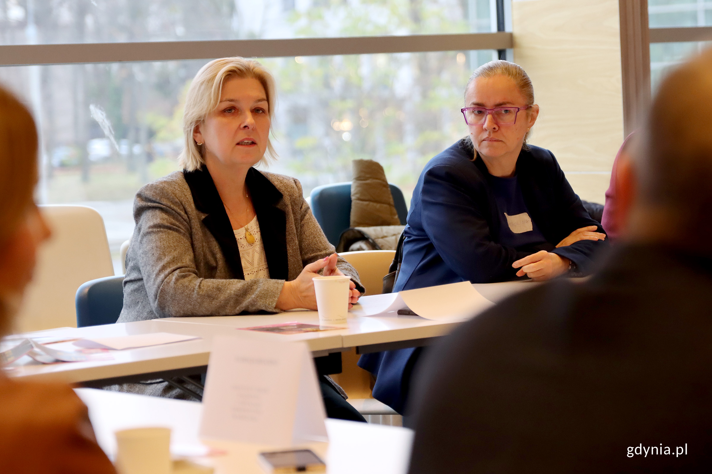 Okrągły Stół „HPV Free” w Gdyni, na zdjęciu radna miasta Gdyni Beata Zastawna, nauczycielka z VII LO Karolina Sakaluk (fot. Katarzyna Balcerzak)