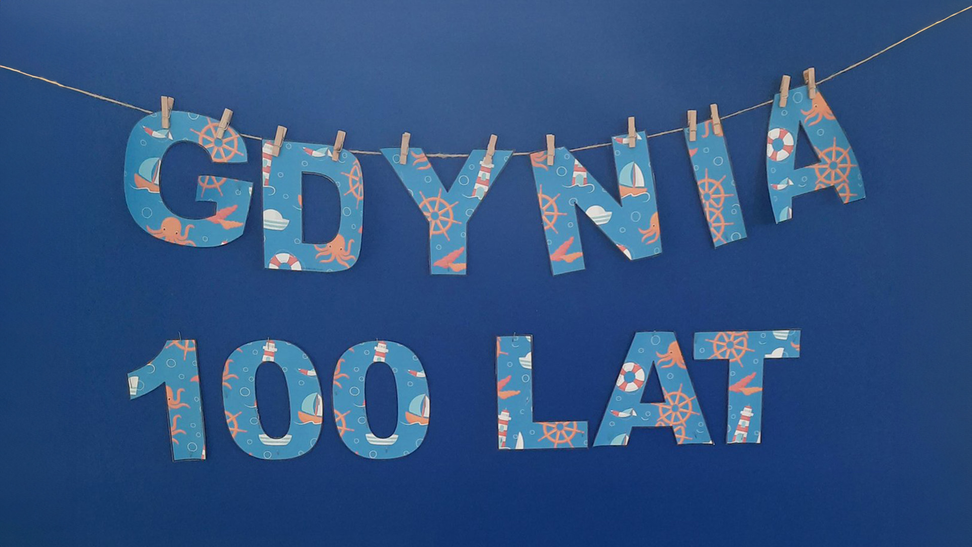 Dekoracja korytarzy szkolnych z okazji 100-lecia Gdyni w ZWE nr 1 w Gdyni (mat. ZWE nr 1 w Gdyni)