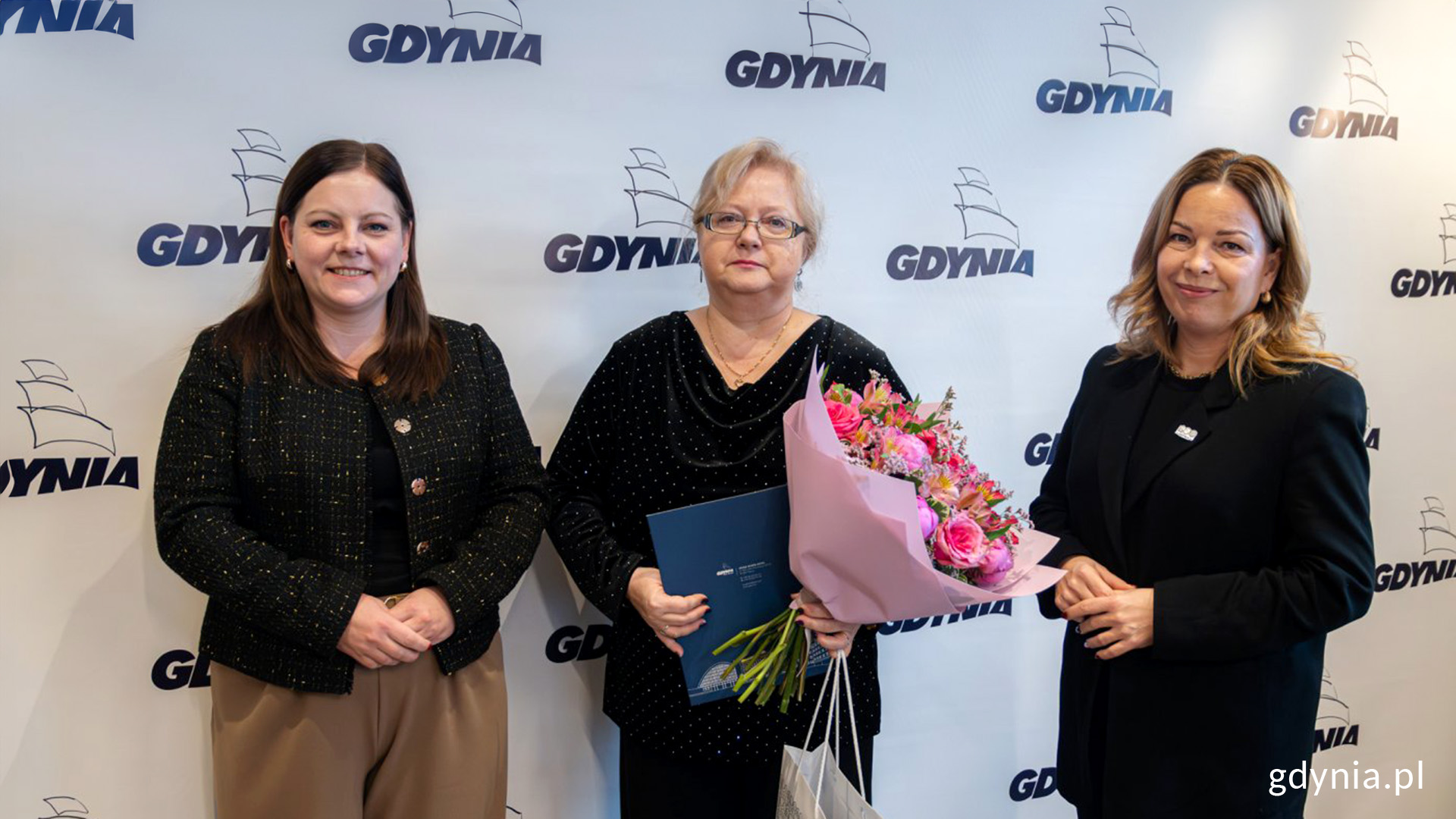 Prezydent Gdyni Aleksandra Kosiorek i wiceprezydentka Oktawia Gorzeńska żegnają dyrektorkę Przedszkola nr 51 Magdalenę Szczukiewicz (Fot. Kamil Złoch)