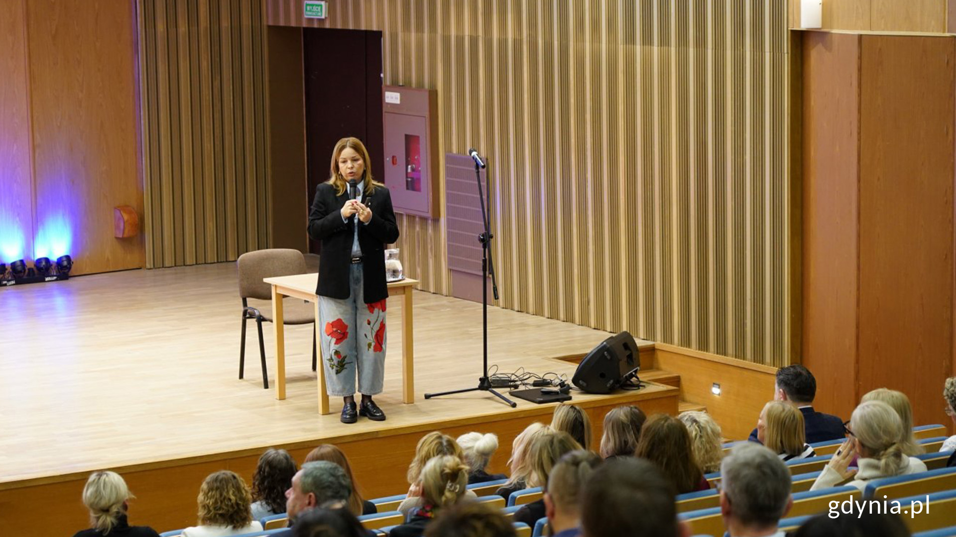 Spotkanie z kadrą zarządzającą gdyńską oświatą prowadzi Oktawia Gorzeńska, wiceprezydentka Gdyni (fot. Magda Śliżewska)