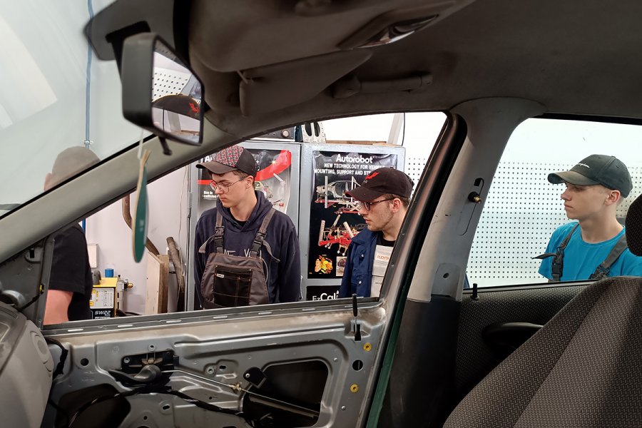 Egzamin praktyczny w zawodzie blacharz samochodowy (fot. Katarzyna Balcerzak // zdjęcie archwialne)