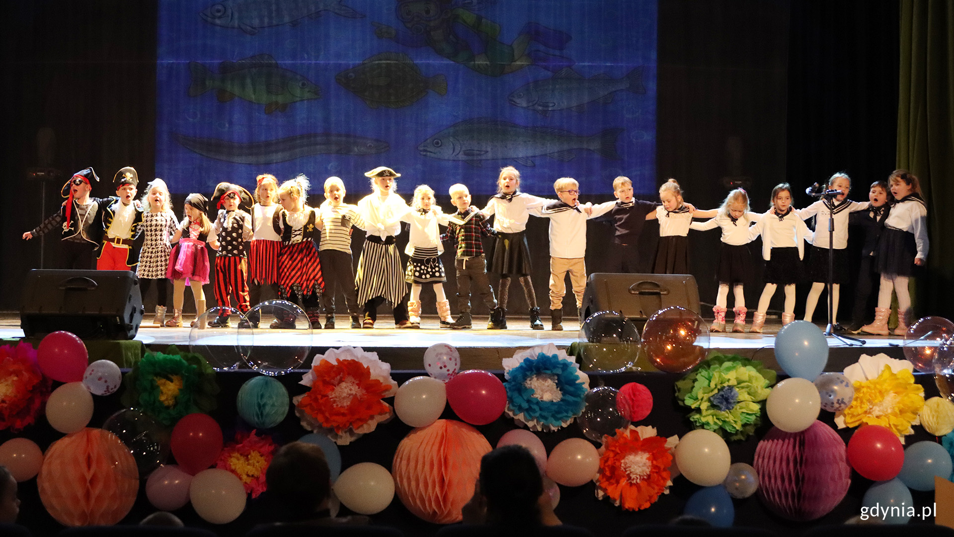 Ahoj, Gdynio! Przedszkolaki świętowały 100. urodziny miasta. Na zdjęciu występ dzieci z Przedszkola nr 60 (fot. Katarzyna Balcerzak)